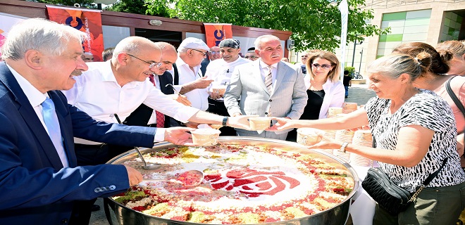Aşure Dağıtım Programı’nda Vatandaşlarla Bir Araya Gelen Başkan Sami Er