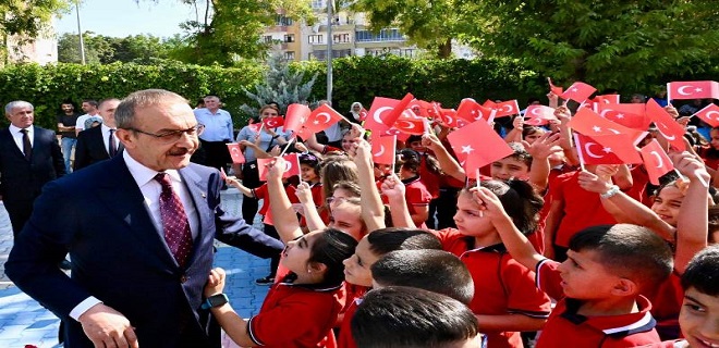 İlköğretim Haftası Kutlama Programına katıldı.