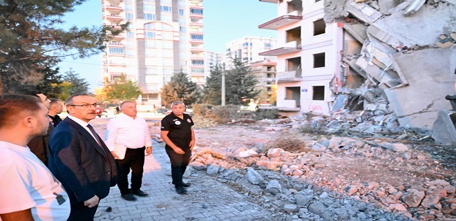 Vali Seddar Yavuz Esnafları Ziyaret Ederek Yapımı Devam Eden Yeni İşyerlerini İnceledi
