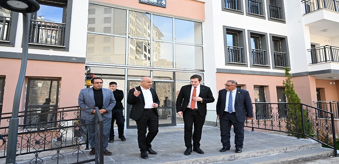 Köy evlerinin en kısa sürede hak sahiplerine teslim edileceğini belirtti.