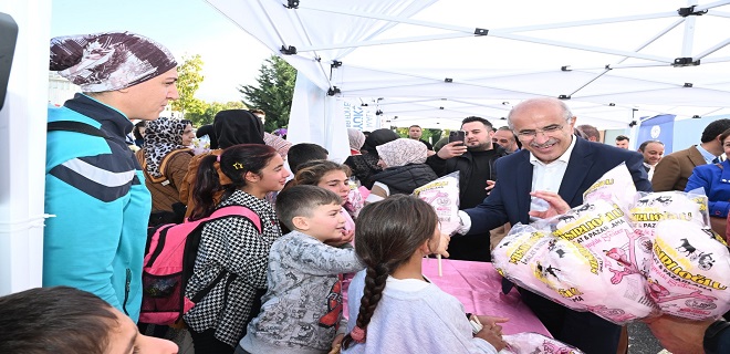 Cumhuriyet Panayırı’na katılan Başkan Er, Çocukların Neşesine Ortak Oldu