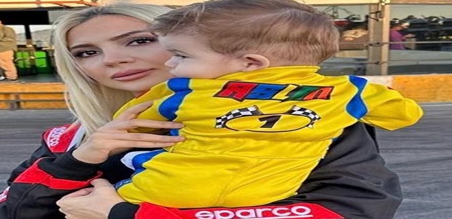 Aslan Mermer Anne Kucağında Yarış Pistinde