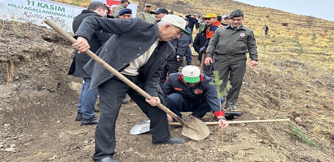 Arapgir’de 11 Kasım Milli Ağaçlandırma Günü kapsamında onlarca fidan toprakla buluştu.