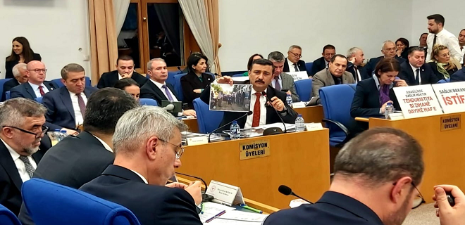 İYİ Partili Vekil, Sağlık Bakanı Memişoğlu’nu Meclis’te topa tuttu: