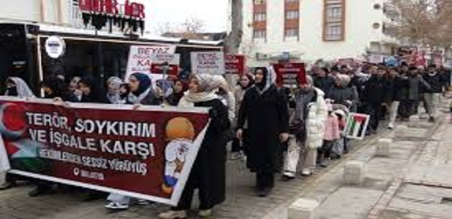 Hekimler ve sağlık çalışanları 56 haftadır Gazze'de yaşanan soykırıma karşı yürüyor