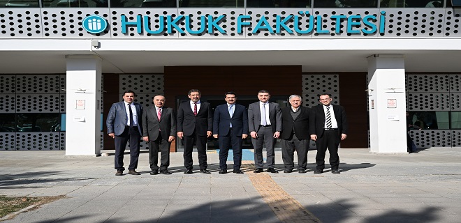 Yaşanan hukuksuzluklara dikkat çekti. 