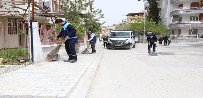 Ekipler Sokak Sokak Temizlik Yapıyor