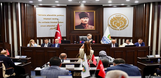 Bayraktar, Vali Seddar Yavuz ve protokol üyeleri tarafından karşılandı.
