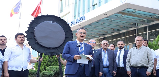 Moldova Büyükelçiliği önüne siyah çelenk bırakarak basın açıklaması yaptı.