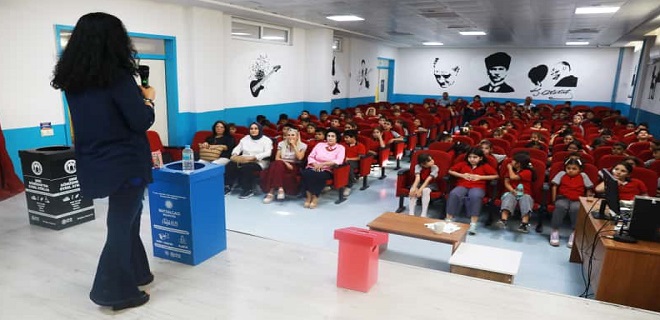 Öğrencilere geri dönüşüm ve çevre bilinci aşılanıyor.
