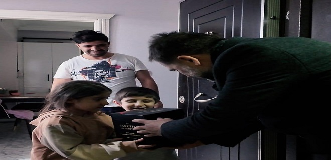 Başkan Uçar Geleneğini bozmadı, personellerine kendi elleriyle iftarlık dağıttı.