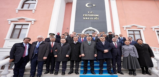 Bir şehir, birçok bakan; herkes el pençe divan!