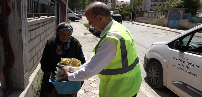 Malatya Valiliği, Malatya Büyükşehir Belediyesi ve Türk Kızılay’ı iş birliğiyle sürdürülen ‘Evde Yemek Hizmeti Projesi’ 