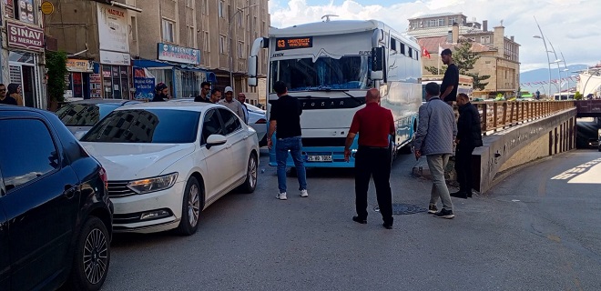 Hatalı Parklar Trafiği Felç Ediyor