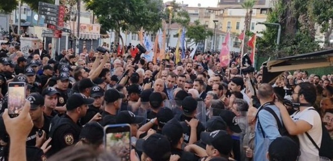 İzmir’deki protestoda dikkat çeken tepki: “Bu tavrınızla hiçbir şey olamazsınız”