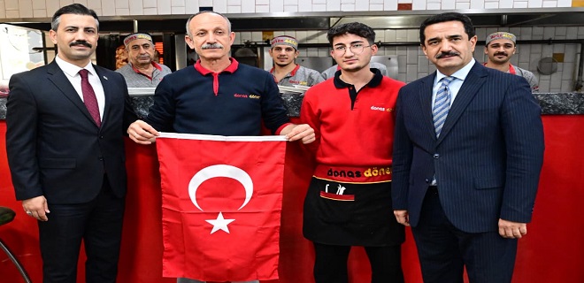 Başkan Taşkın Türk Bayrağı Hediye Etti