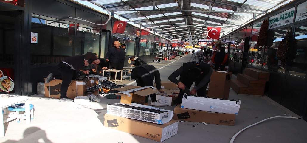 Kültür ve Turizm Bakanı Ersoy, kendi imkanları ile 150 depremzede esnafa klima gönderdi