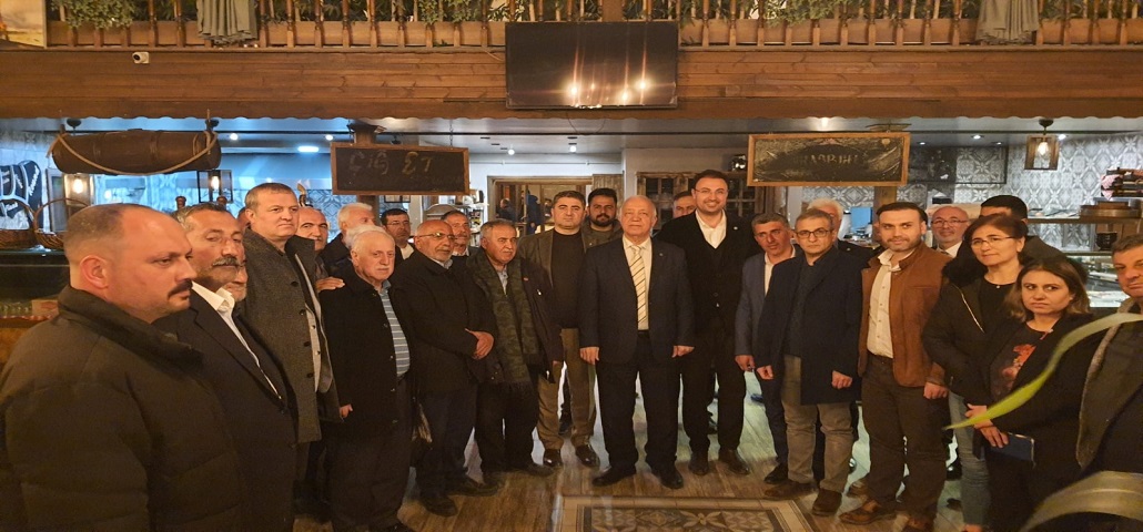Yeşilyurt ilçesine bağlı mahalle muhtarları ile iftar yemeğinde bir araya geldi. 