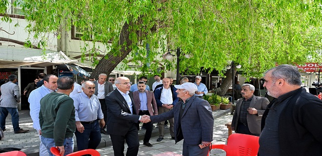 Yeşilyurt ilçesi Dilek Mahallesi’ndeki esnafları ziyaret etti.